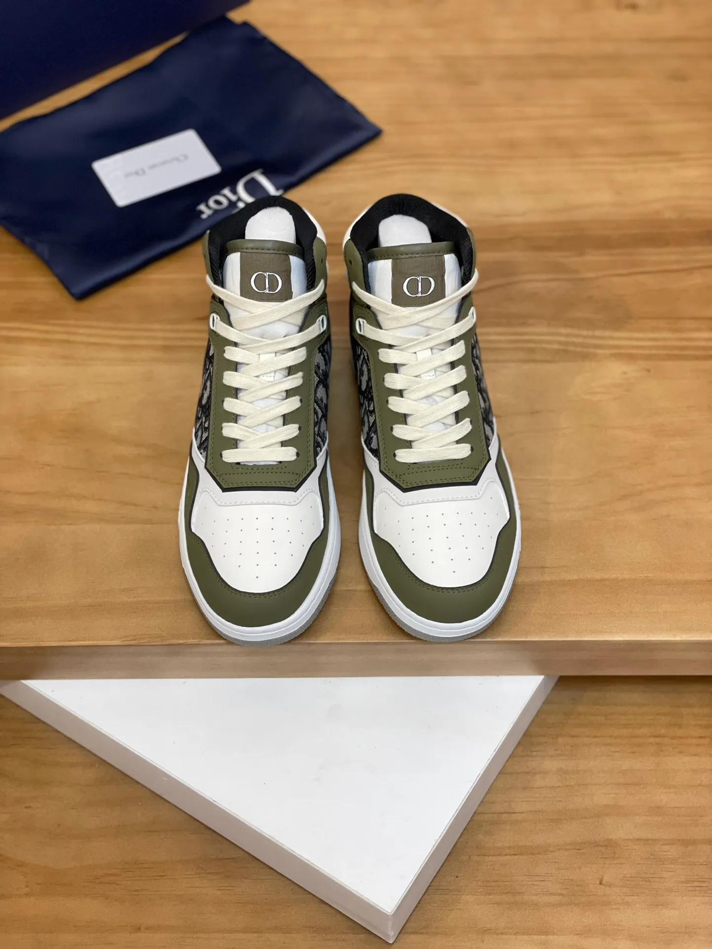 Men's shoes: 💰P460¥ Product trademark: Dior* "Dior*" high-top casual shoes Regular size: 38-44 (can be customized to 45.46) Product materials: Upper imported cowhide stitched with original fabric, breathable lining, original outsole. Number: 1006